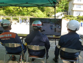 モニターで映像を確認する統監