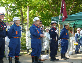 ドローンを操縦する地元消防団員