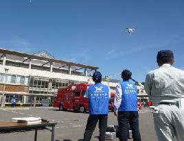 訓練の様子を撮影する船引高校生