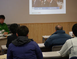 講義を聞く職員