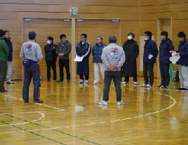 操作前の説明を聞く様子