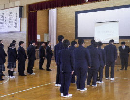 挨拶する船引高校生