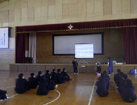 船引高校生の説明を聞く
小高産業技術高校生