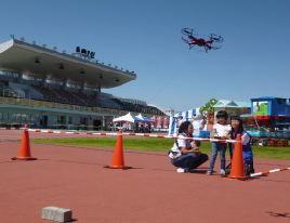 体験ブースで教えている船引高校生