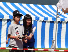 体験ブースで教えている船引高校生